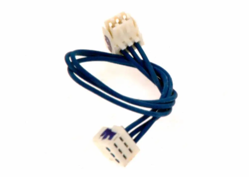 Blaues Kabel mit zwei weißen Steckverbindern, die für einen Temperaturregler von Bosch verwendet werden. Die Kabel sind verbunden und winden sich leicht.